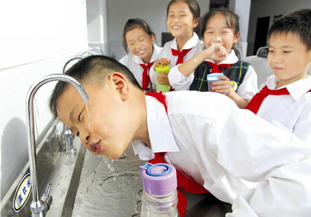 学生喝水